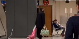 Un papa traîne sa fille par la capuche dans un aéroport de Washington