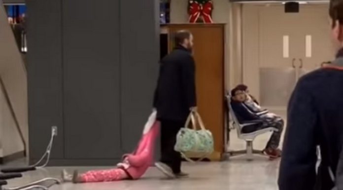 Un papa traîne sa fille par la capuche dans un aéroport de Washington